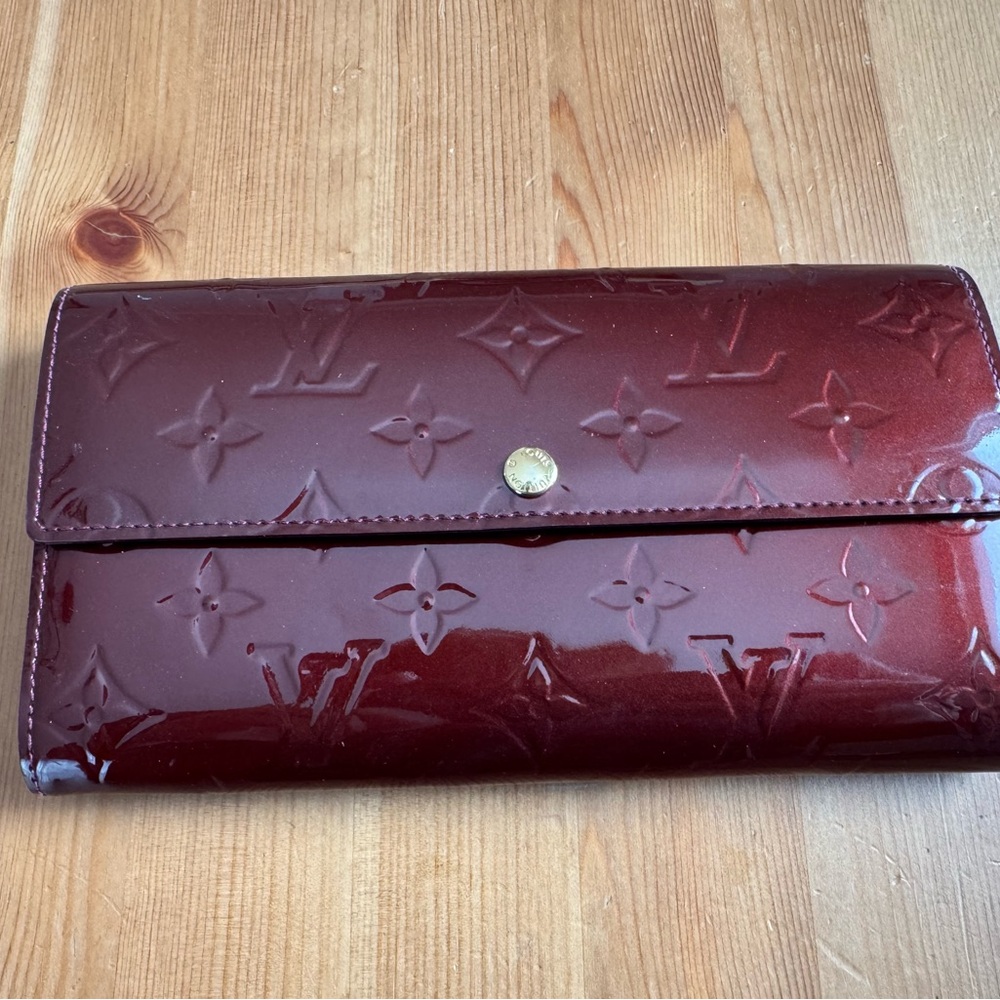 Louis Vuitton Burgandy Monogramed Vernis Sarah Wallet with COA - Picture 14 of 16